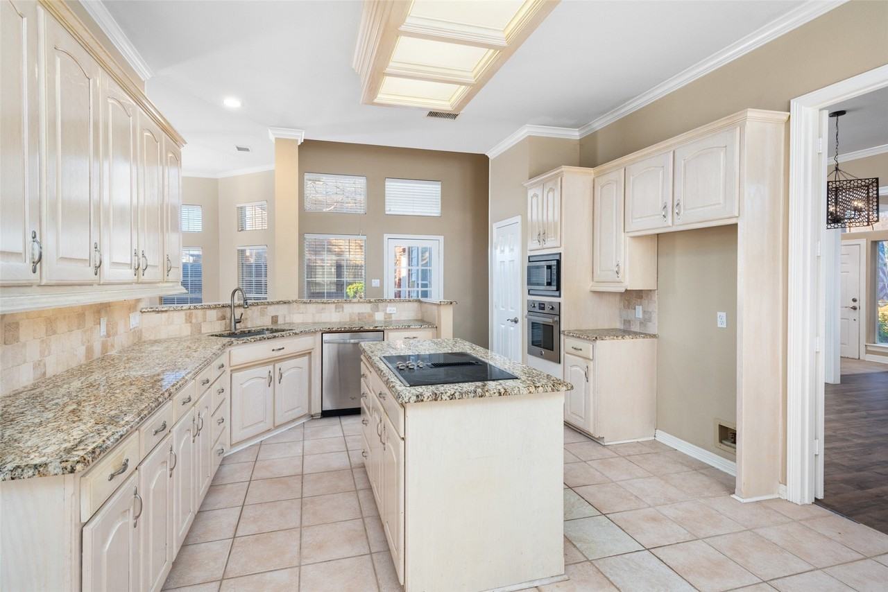 2700 Trophy Dr - Photo 5 of 19