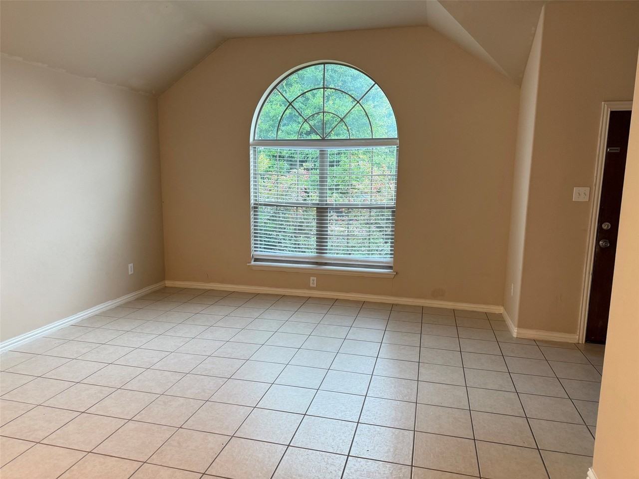 2424 Gold Rush Dr - Photo 2 of 17
