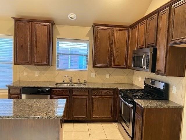 2424 Gold Rush Dr - Photo 5 of 17