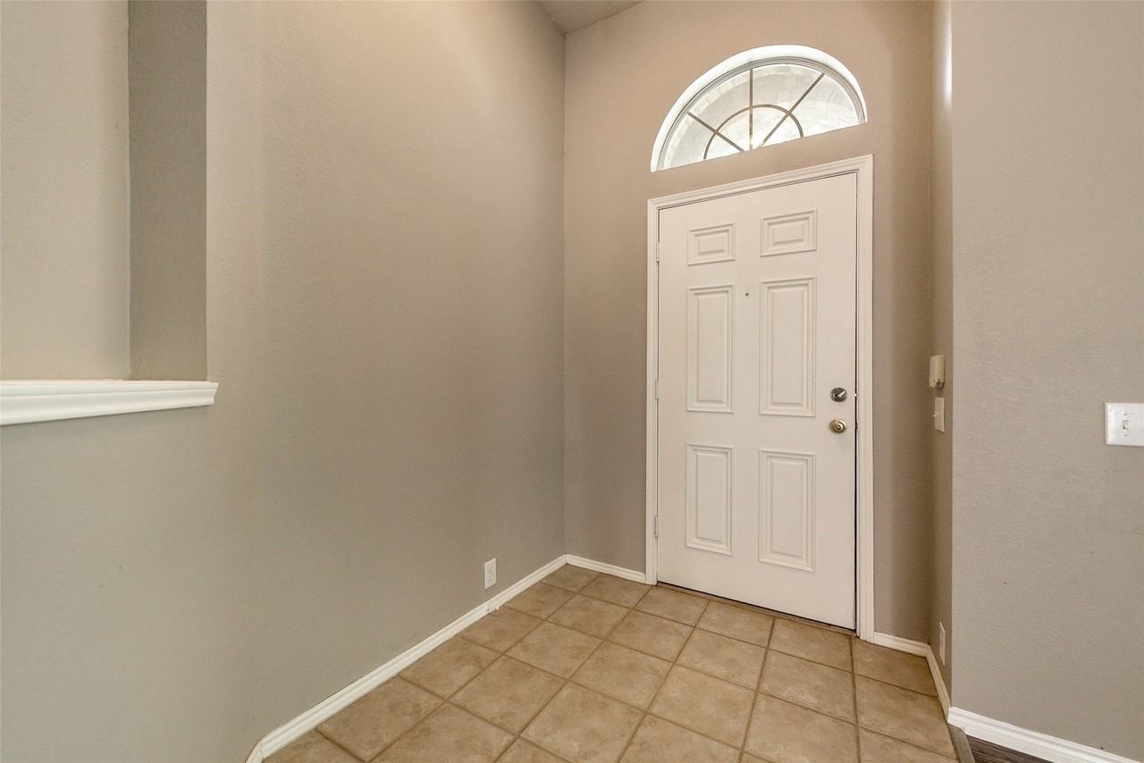 5909 Berkshire Rd - Photo 2 of 36