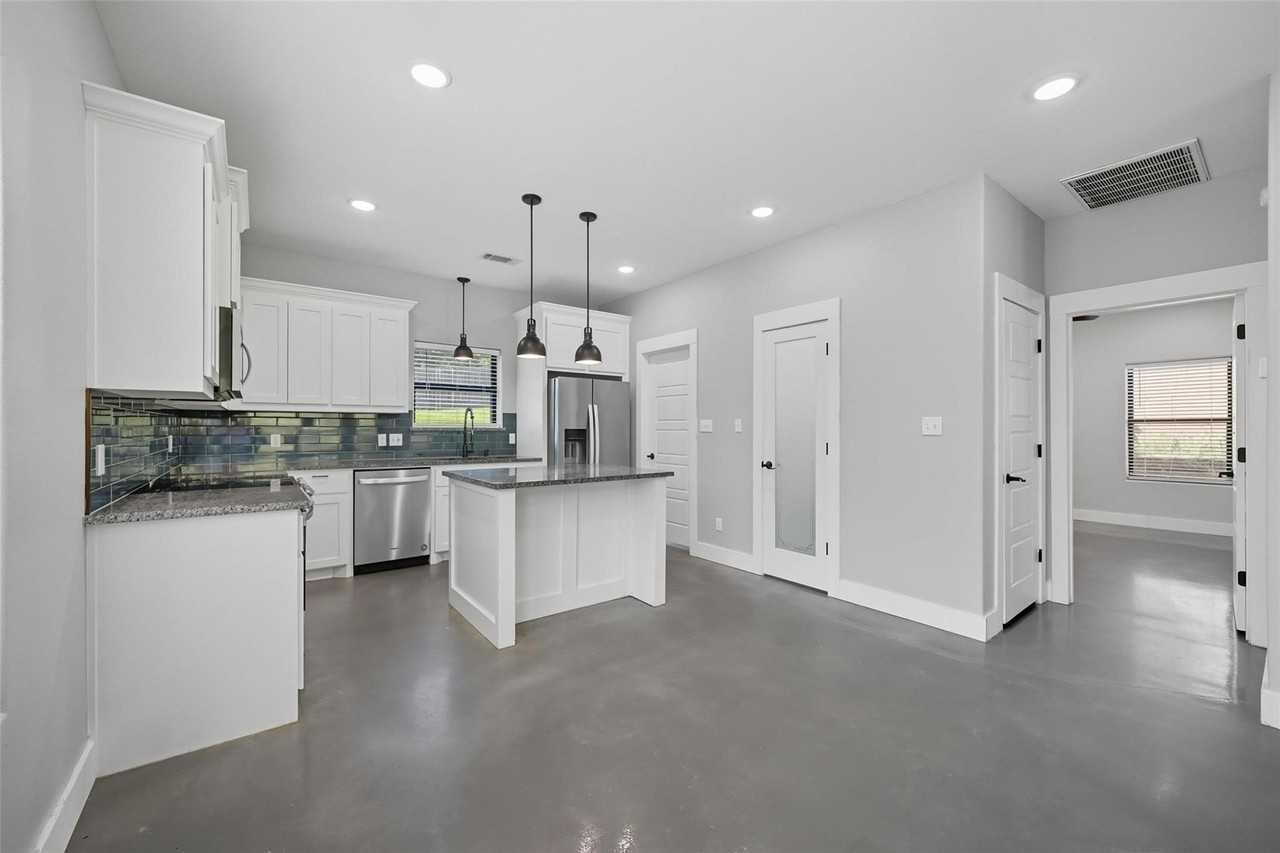 608 E Texas St #610 - Photo 3 of 20