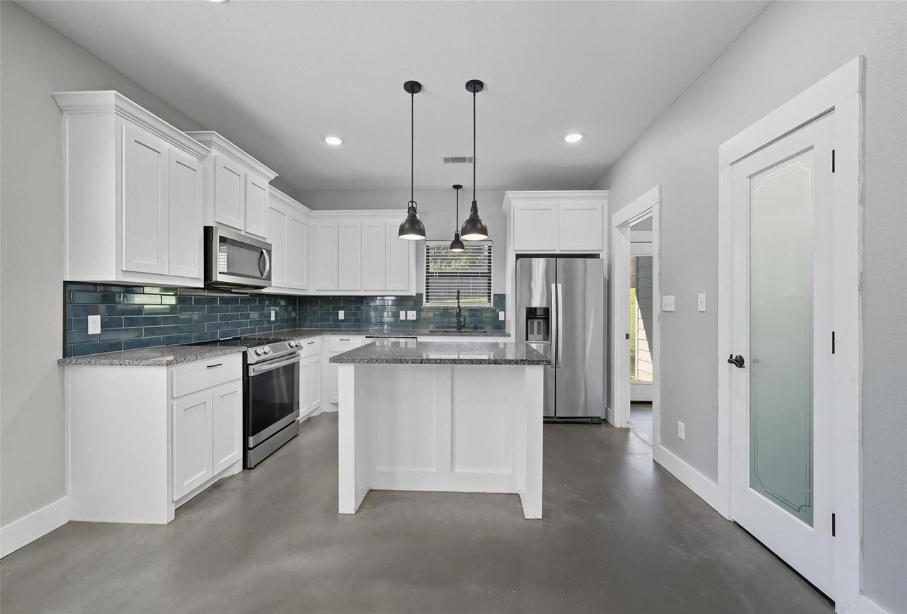 608 E Texas St #610 - Photo 4 of 20