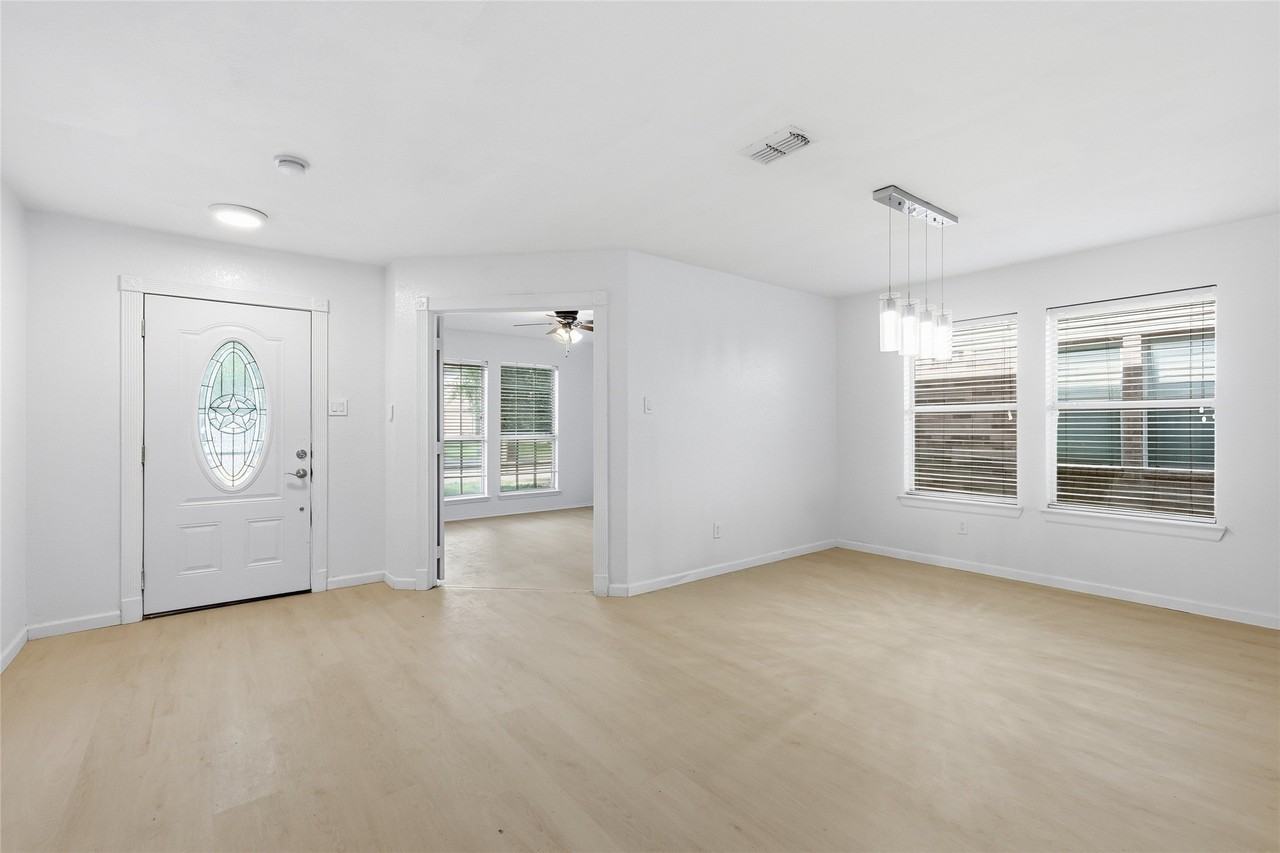417 Niagara Falls Dr - Photo 4 of 36