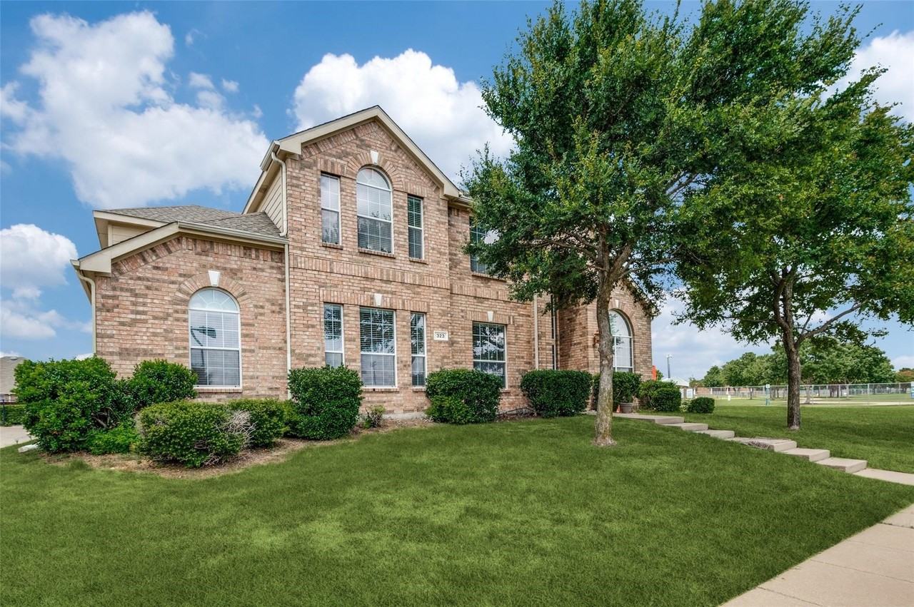 323 Del Cano Dr - Photo 2 of 30