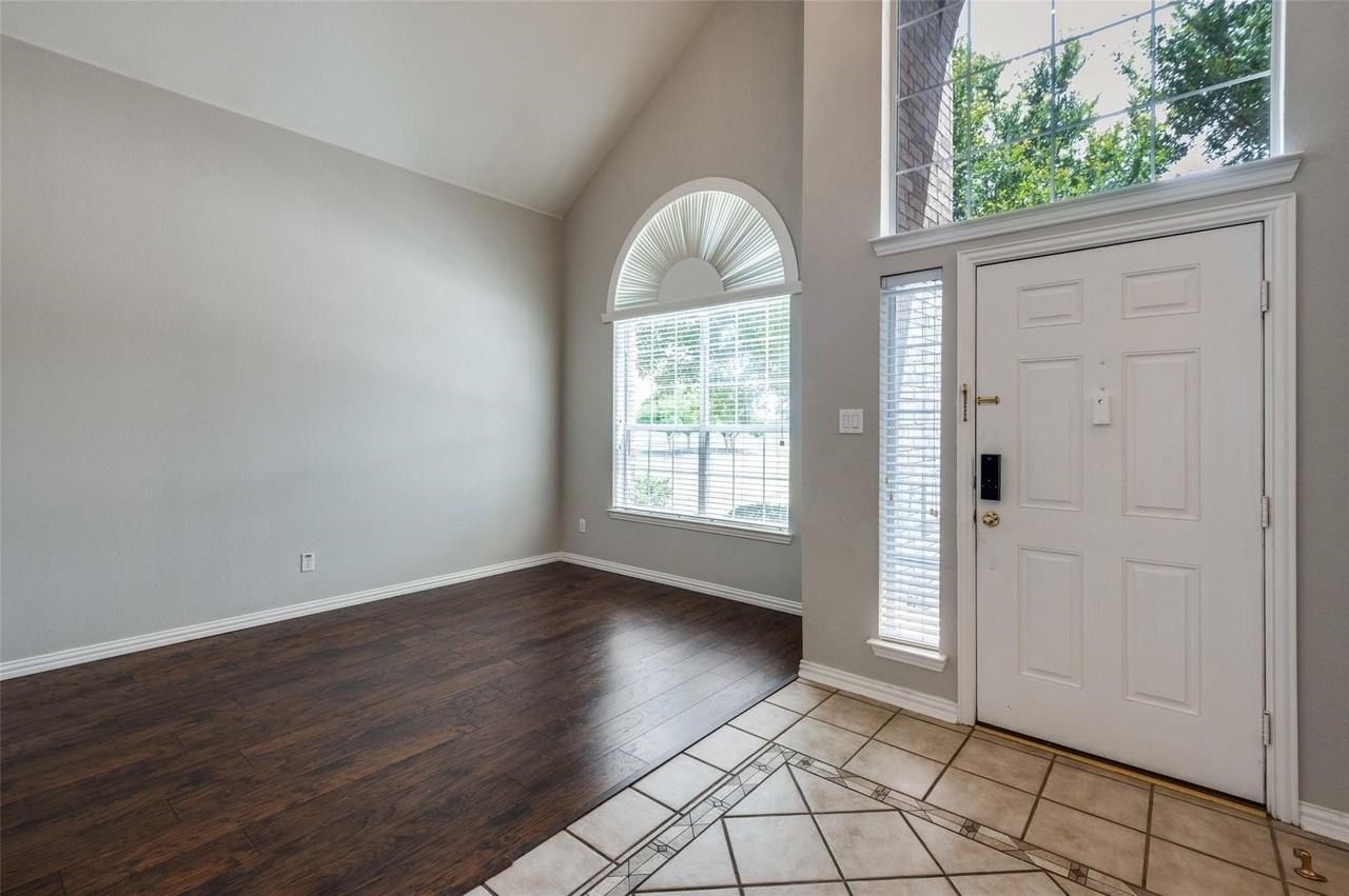323 Del Cano Dr - Photo 5 of 30