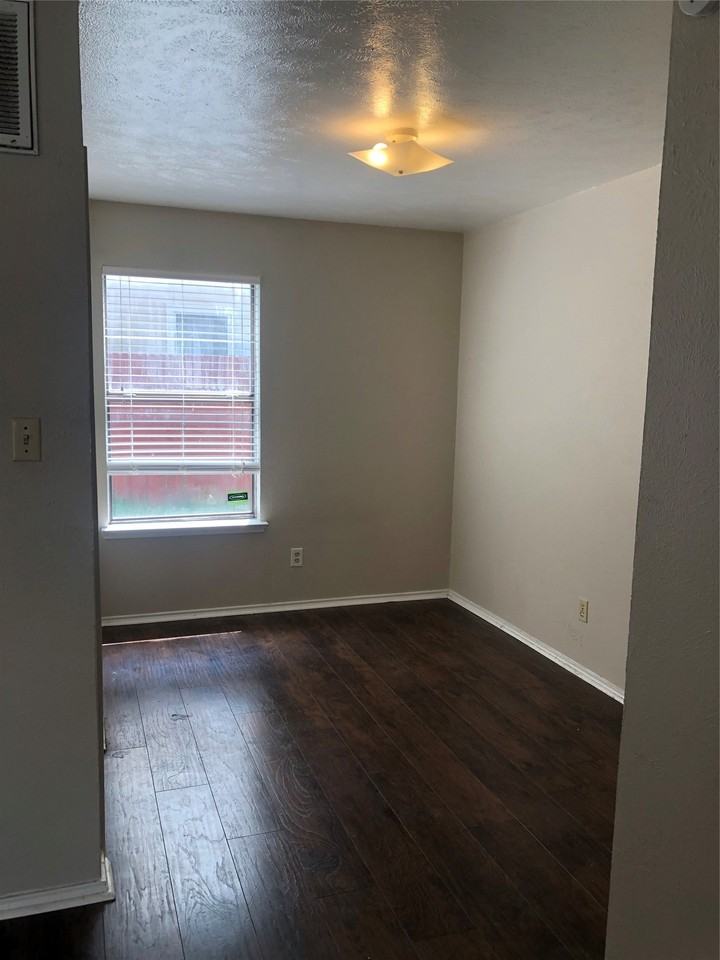2526 W Prairie St #202 - Photo 3 of 5