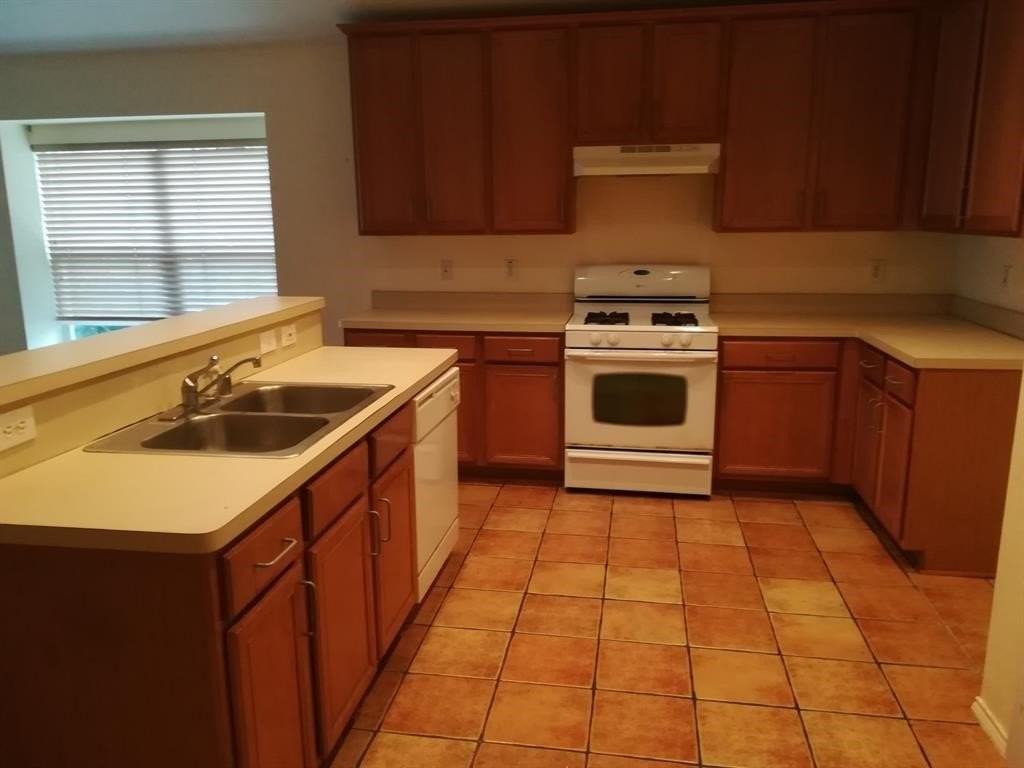 9321 Vernon Ct - Photo 4 of 15