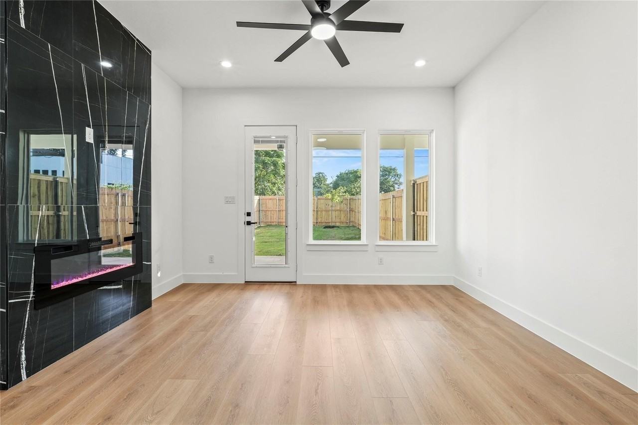 3523 S Harwood St - Photo 3 of 23
