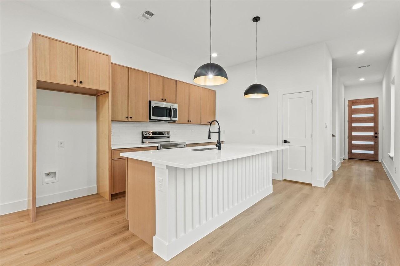 3523 S Harwood St - Photo 7 of 23