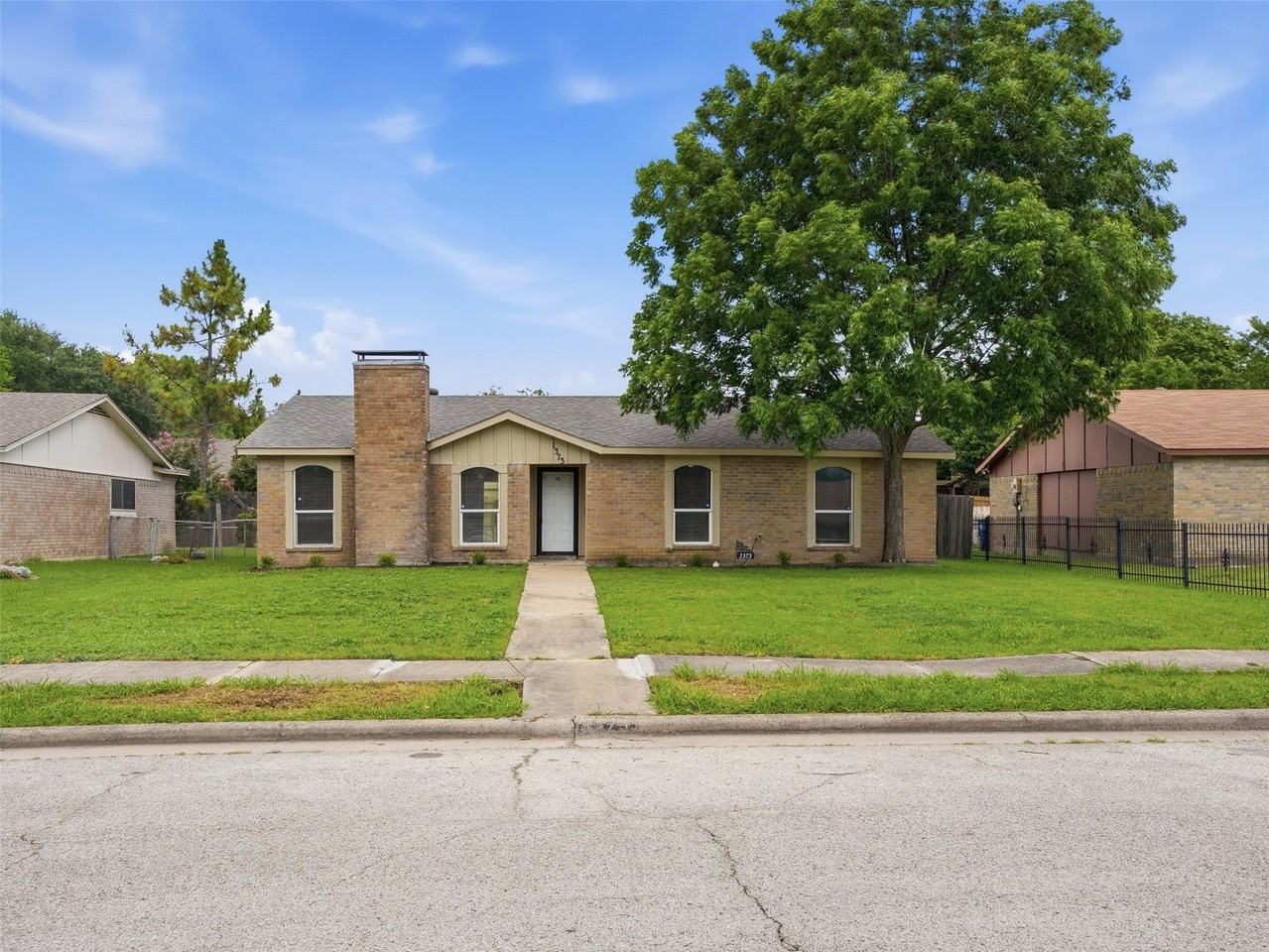 1373 Oakbluff Dr - Photo 2 of 22