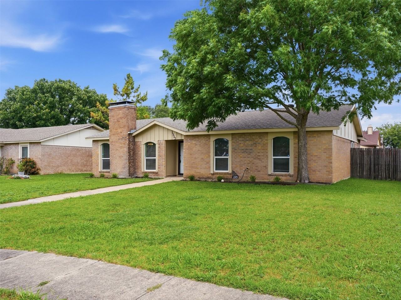 1373 Oakbluff Dr - Photo 3 of 22
