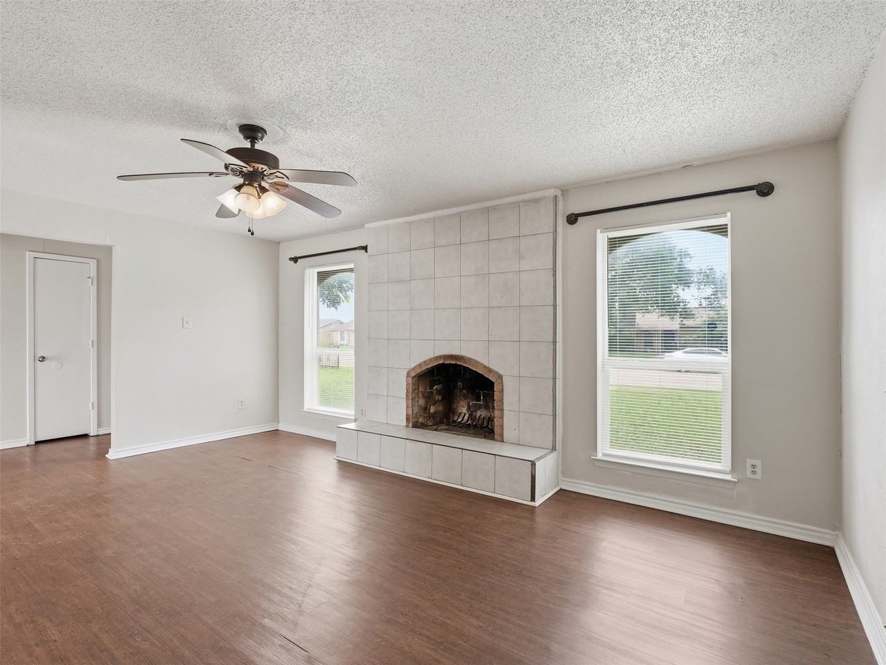 1373 Oakbluff Dr - Photo 4 of 22