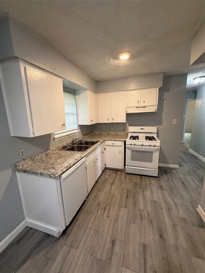 100 E Brown St - Photo 7 of 21