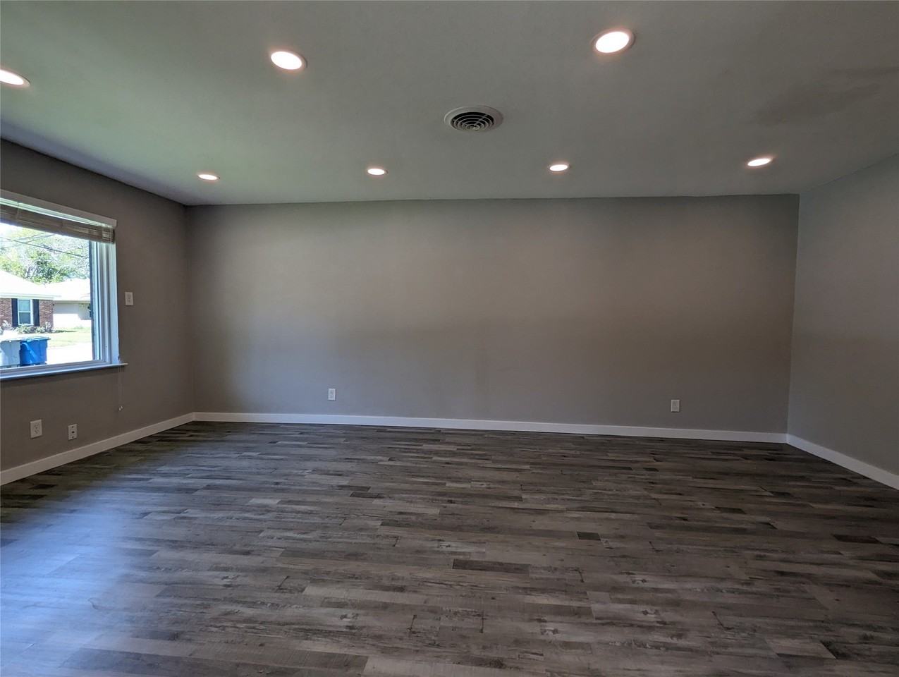 10008 Olmos Dr - Photo 4 of 19