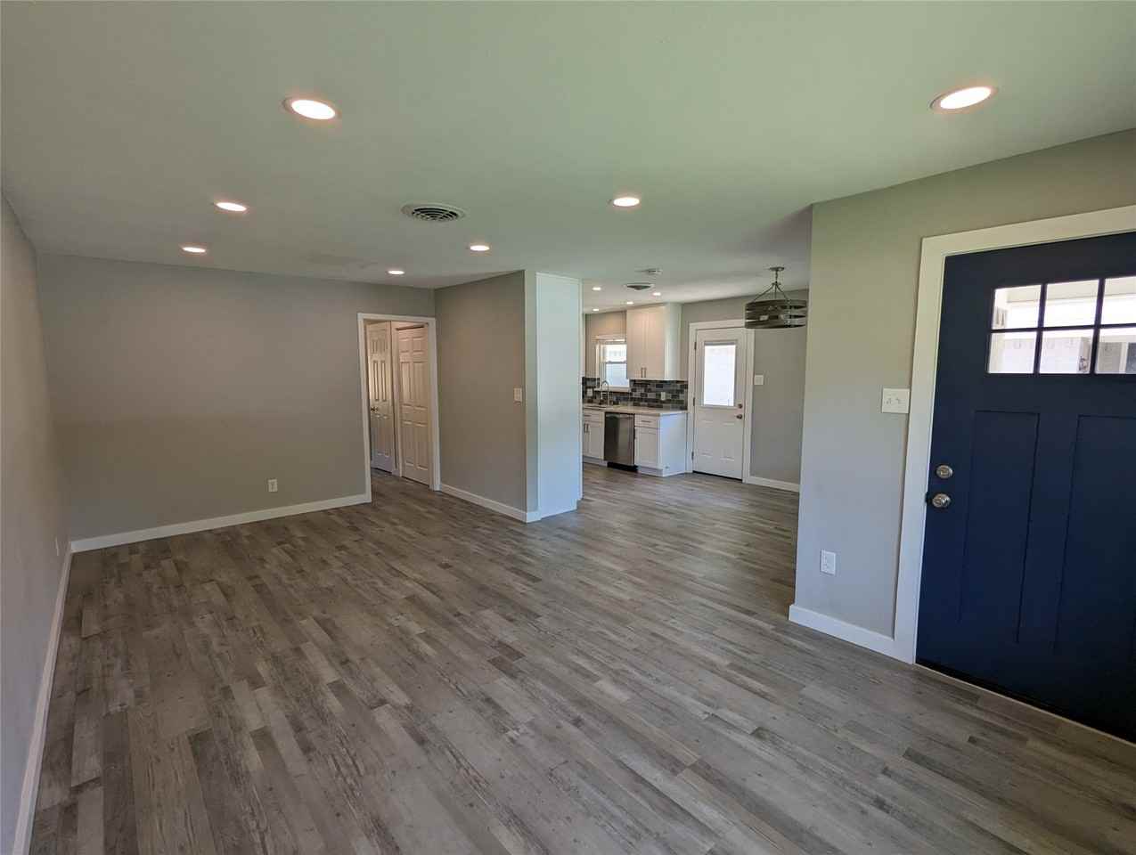 10008 Olmos Dr - Photo 5 of 19