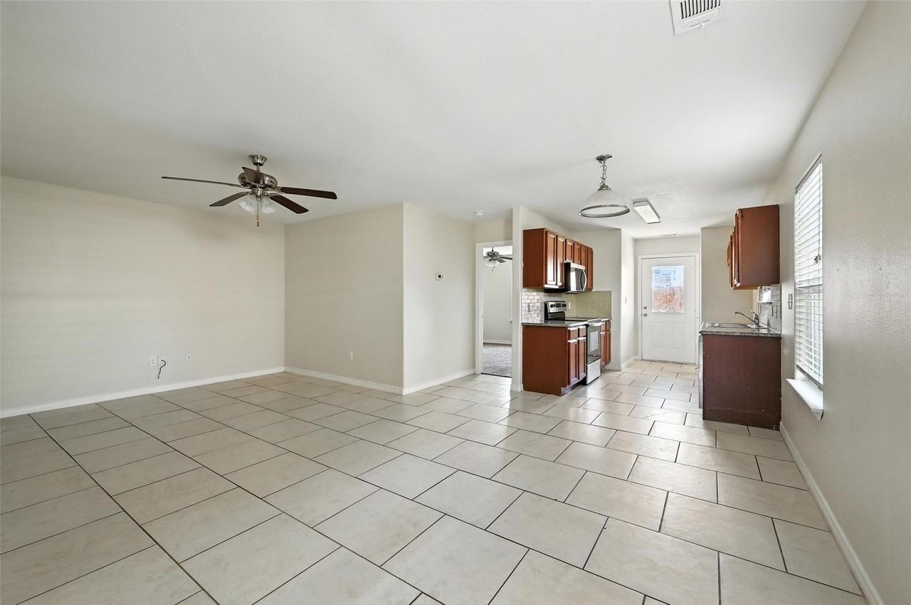 721 E College St - Photo 2 of 22
