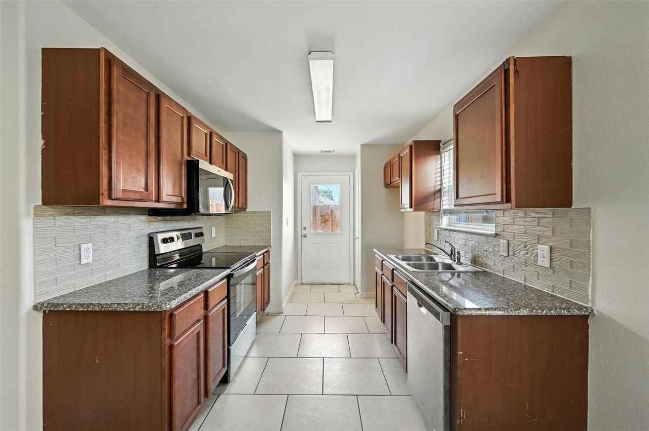 721 E College St - Photo 3 of 22