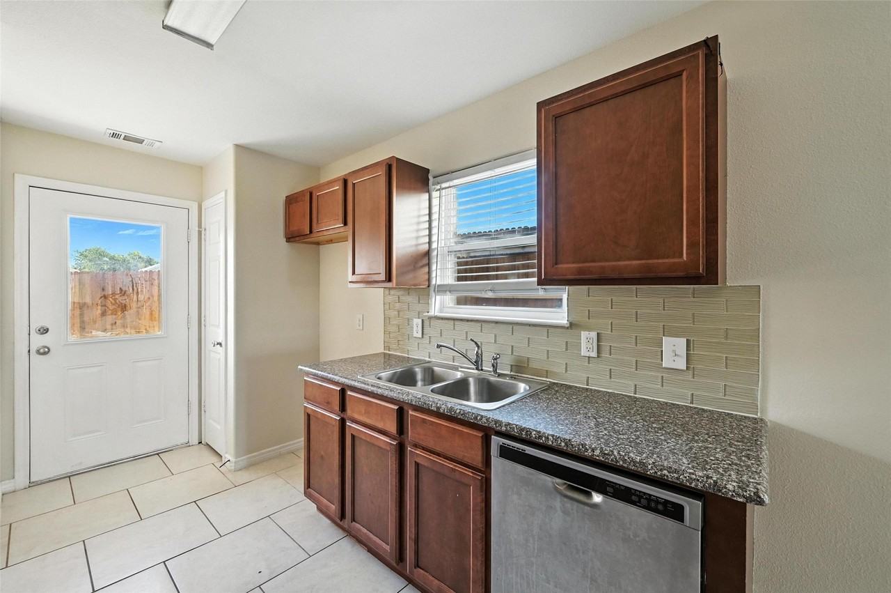 721 E College St - Photo 4 of 22