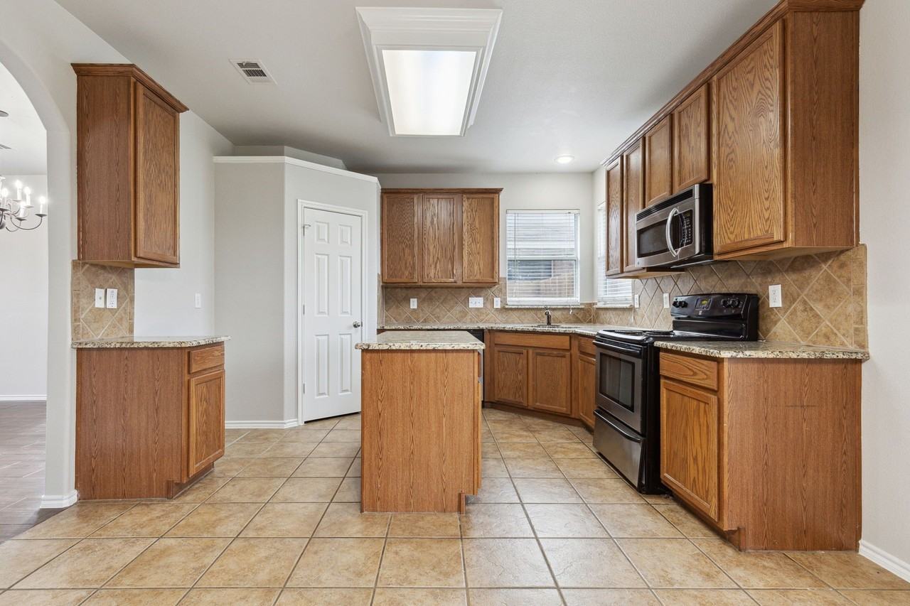 10813 Middleglen Rd - Photo 4 of 12