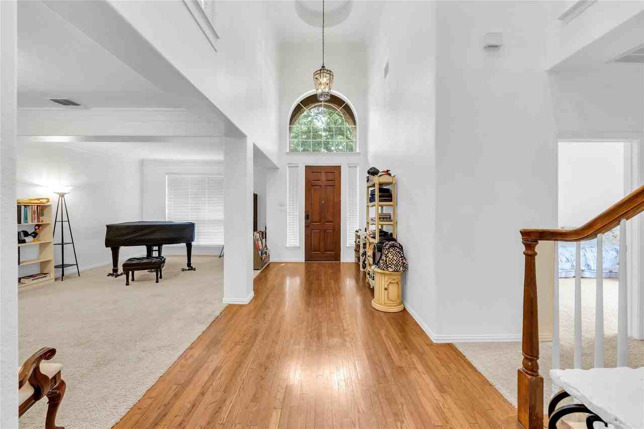 8305 Bartley Cir - Photo 4 of 38