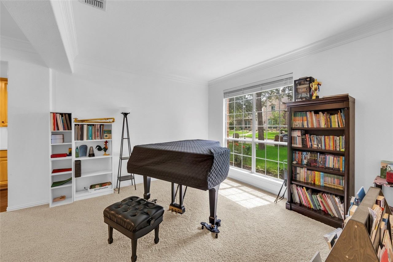 8305 Bartley Cir - Photo 6 of 38