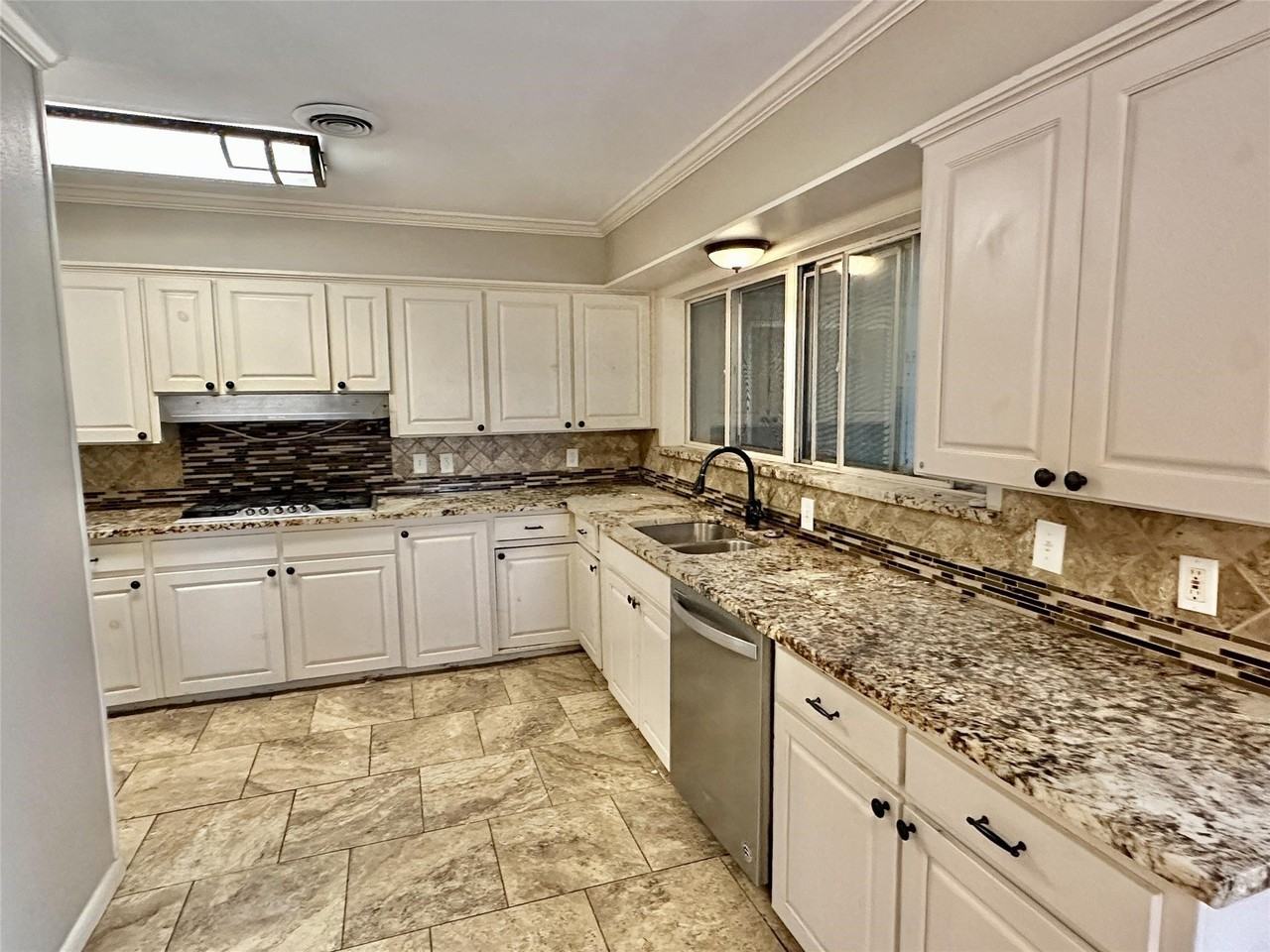 1926 Laurelwood Dr - Photo 2 of 18