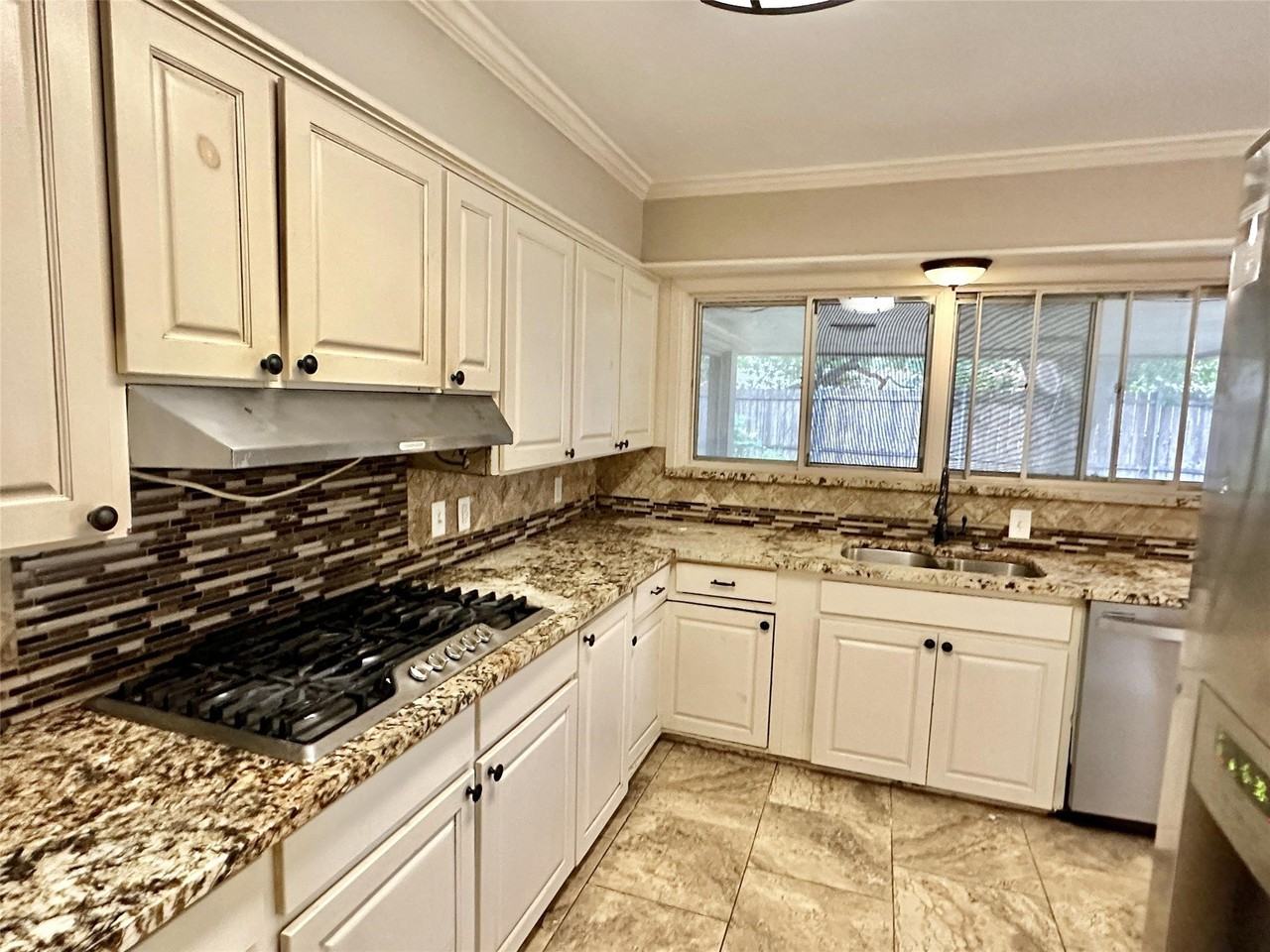 1926 Laurelwood Dr - Photo 3 of 18