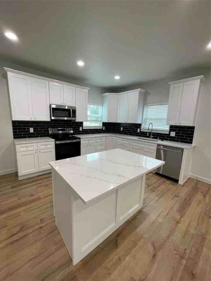 524 W Florence St - Photo 5 of 17