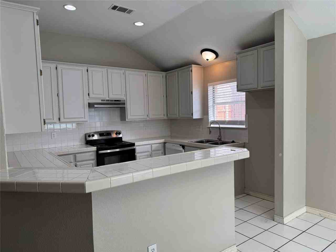 8204 Stern St - Photo 4 of 15