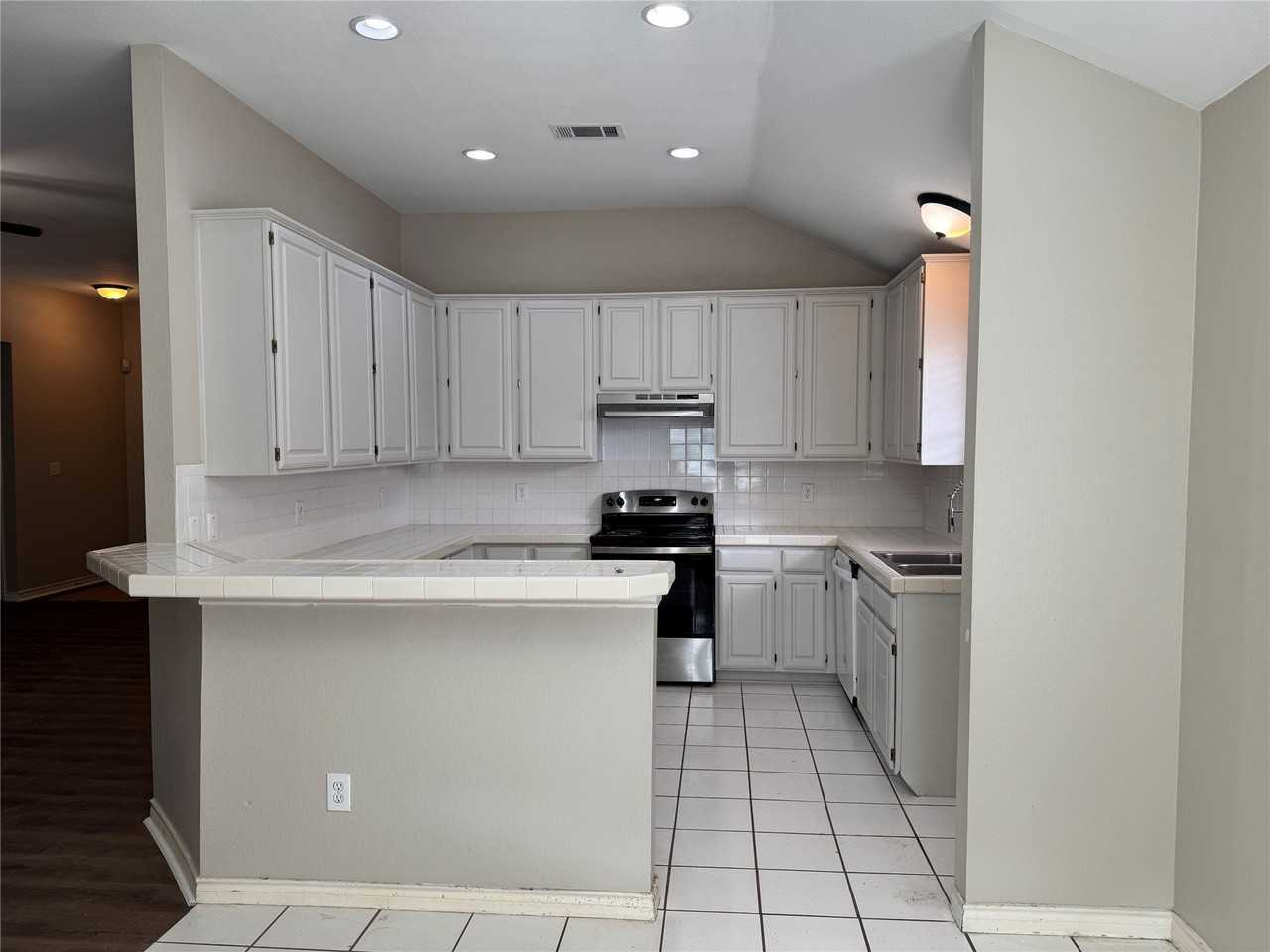 8204 Stern St - Photo 5 of 15