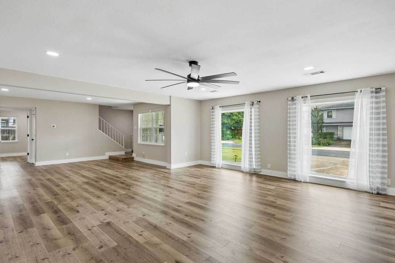 8635 Strathmore Dr - Photo 5 of 26
