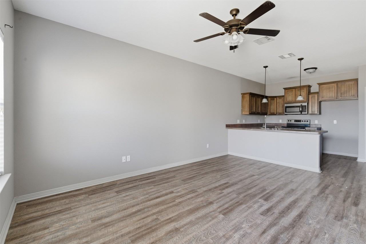 101 W Capps St #D - Photo 3 of 26