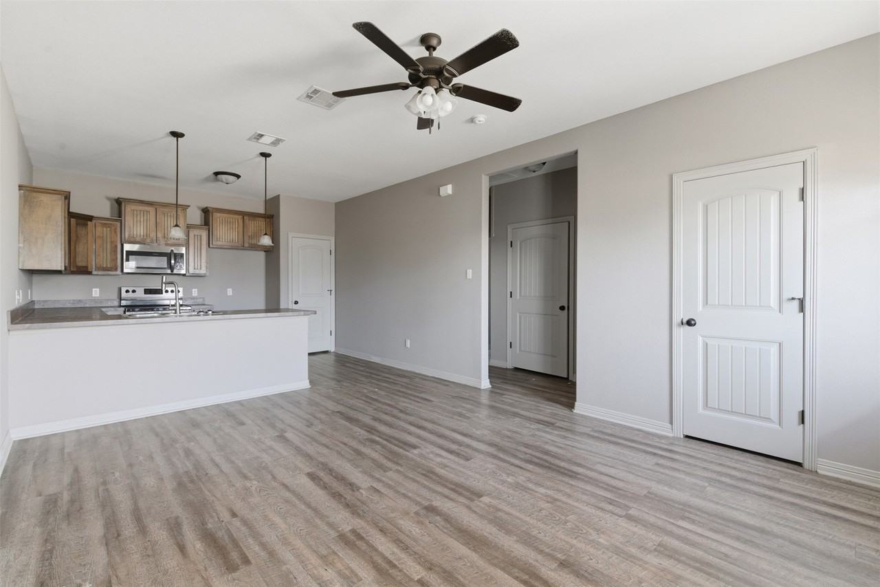 101 W Capps St #D - Photo 4 of 26