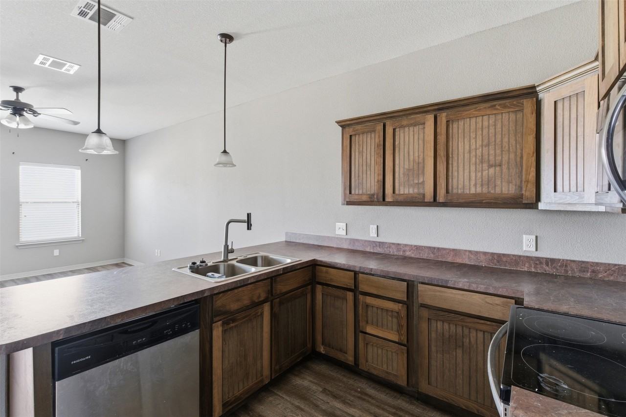 101 W Capps St #D - Photo 6 of 26