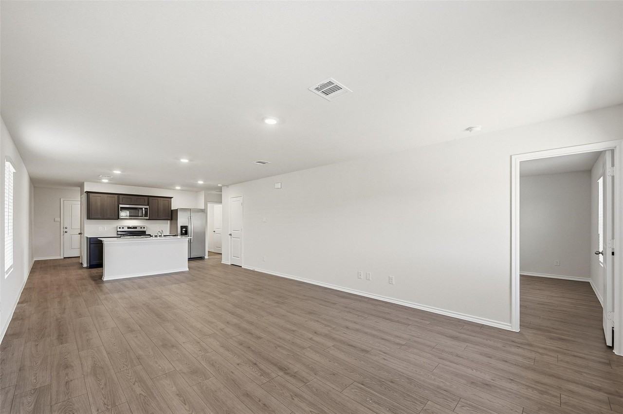 1309 Brook Ln - Photo 2 of 20
