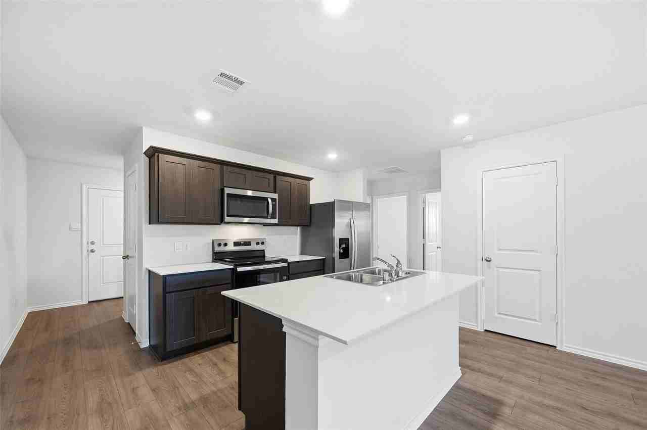 1309 Brook Ln - Photo 4 of 20