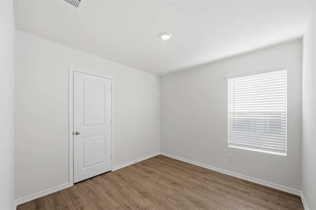 1309 Brook Ln - Photo 5 of 20