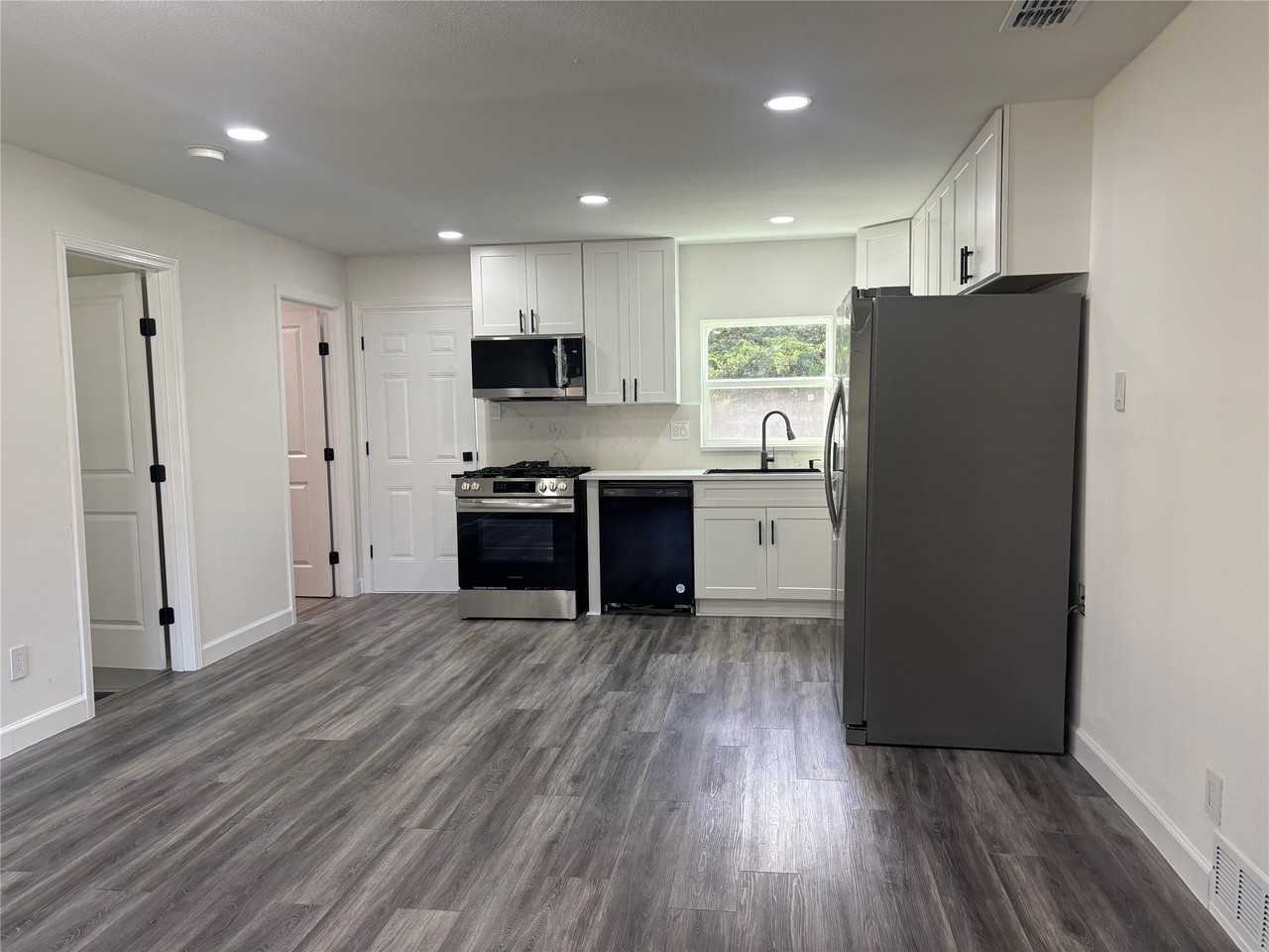 1825 Dudley Ave - Photo 3 of 15