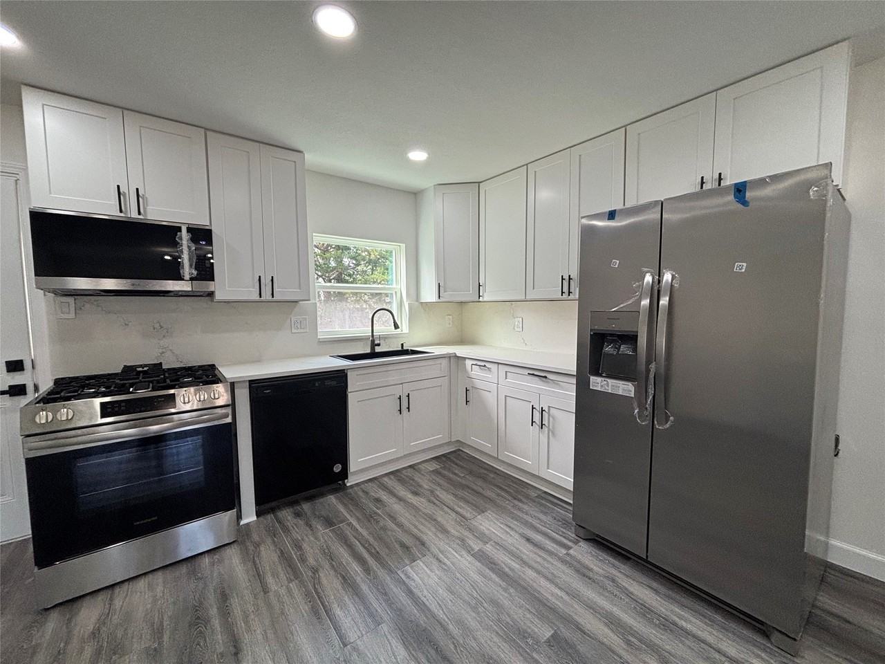 1825 Dudley Ave - Photo 4 of 15