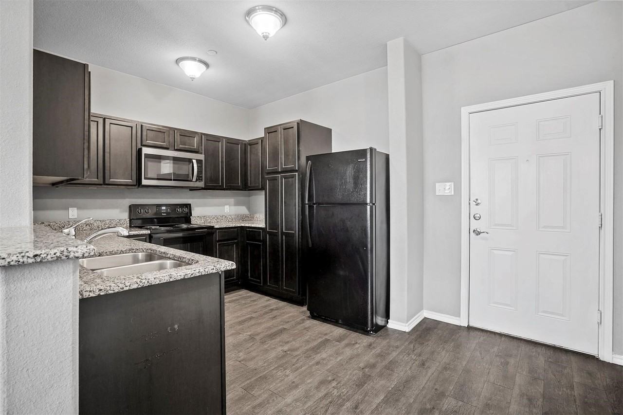 612 Meadow View Ct #101 - Photo 3 of 13