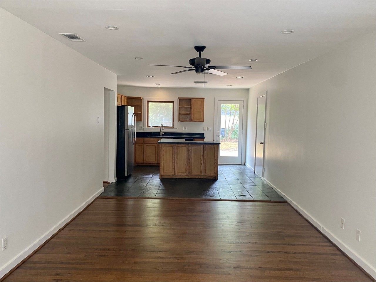 425 Bondstone Dr - Photo 2 of 9