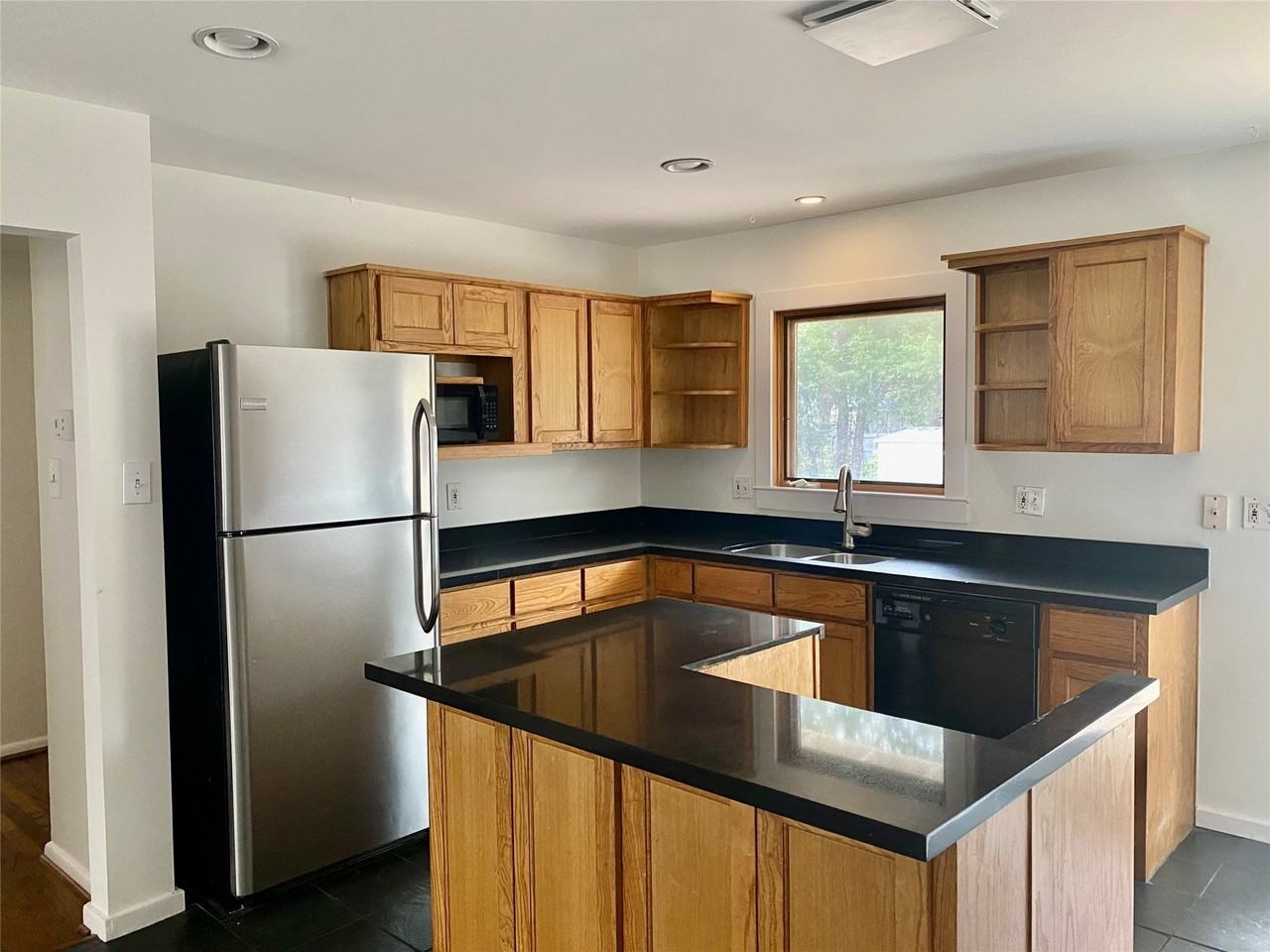 425 Bondstone Dr - Photo 4 of 9