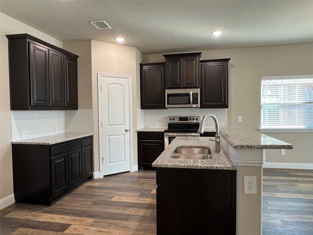 639 Comal Dr - Photo 3 of 20