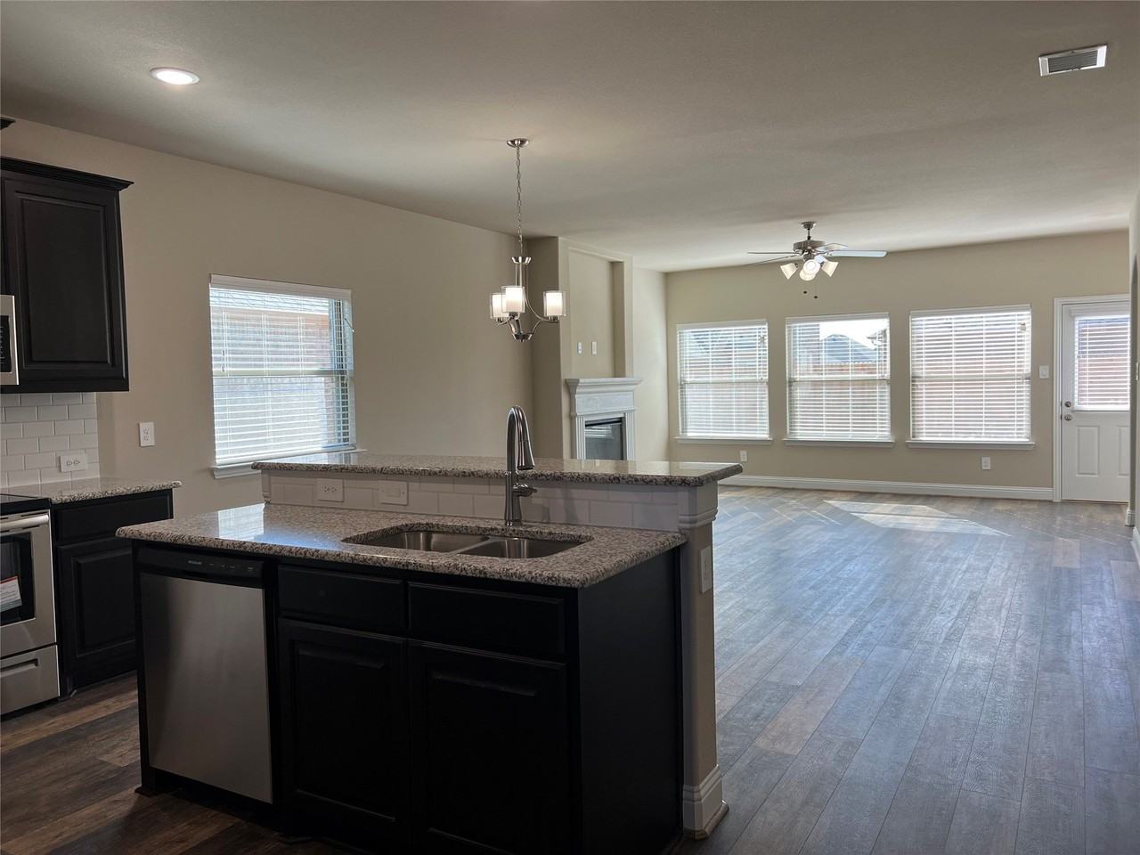 639 Comal Dr - Photo 4 of 20