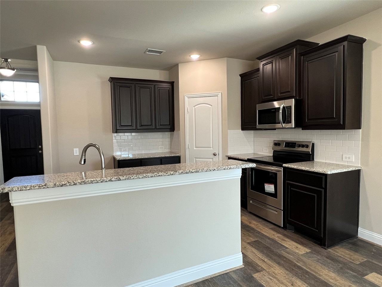 639 Comal Dr - Photo 5 of 20