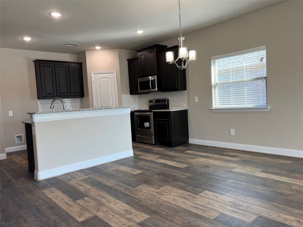 639 Comal Dr - Photo 6 of 20