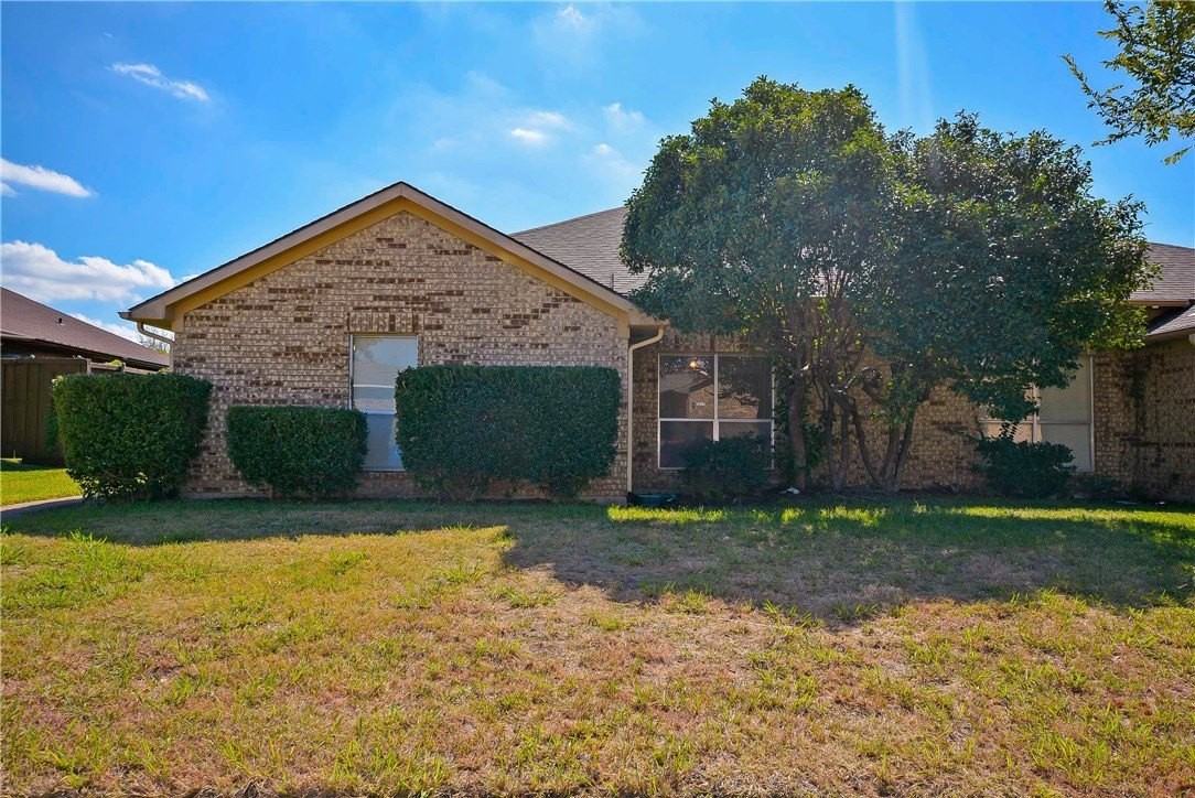 1104 Wimbledon Ln - Photo 2 of 27