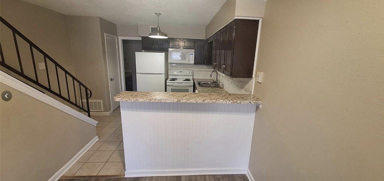 805 N Oak St #105 - Photo 2 of 10