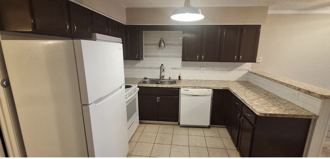 805 N Oak St #105 - Photo 3 of 10