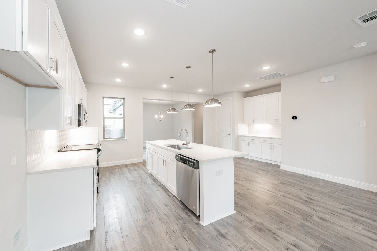 9709 Thorncrown Ln - Photo 4 of 39